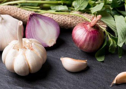دراسة: تناول البصل والثوم يحميك من شبح سرطان الأمعاء