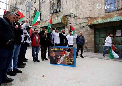 مواطنون يحرقون صور للرئيس الأمريكي دونالد ترامب خلال مظاهرة ضد صفقة القرن في مدينة الخليل