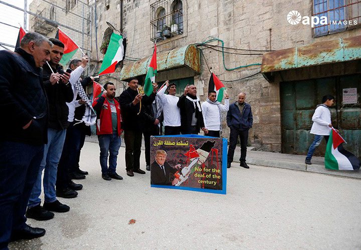 مواطنون يحرقون صور للرئيس الأمريكي دونالد ترامب خلال مظاهرة ضد صفقة القرن في مدينة الخليل