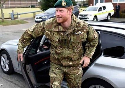 البحرية البريطانية تعتذر من الأمير هاري لإغلاقه باب السيارة بنفسه