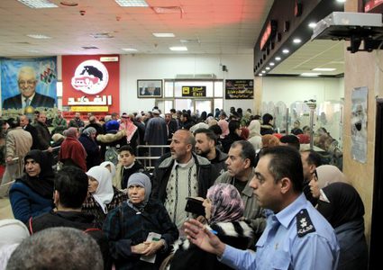 تنقل 1806 مسافر على معبر الكرامة