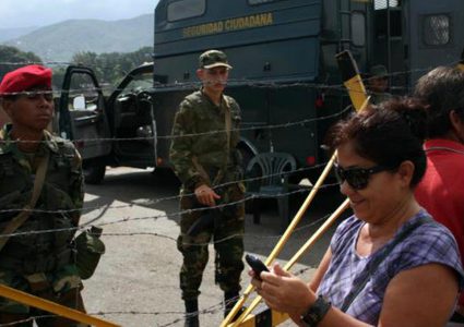 فنزويلا تغلق حدودها مع كولومبيا