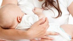 دراسة: الرضاعة الطبيعية قد تقلل من خطر الإكزيما عند الأطفال