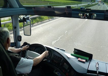 سائق حافلة يصلح ناقل السرعة باستخدام الطوب وكماشة أثناء سيرها!