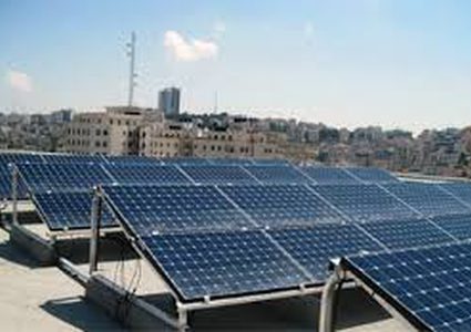 الاحتلال يدمر نظامين للطاقة الشمسية في الخليل