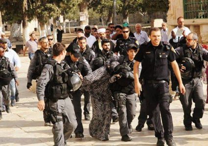 اعتقال امرأتين فلسطينيتين  على حاجز قلنديا