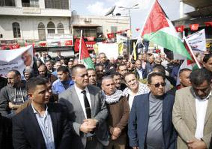 وقفة ومسيرة تأييد للرئيس في طولكرم