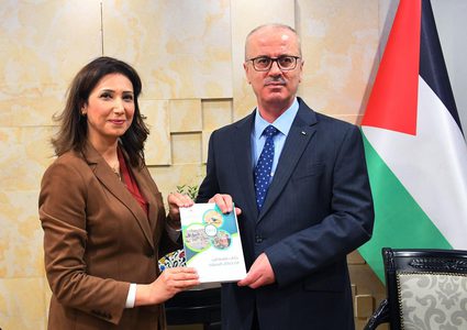 الحمد الله يتسلم تقرير كتاب فلسطين الاحصائي السنوي لعام 2018