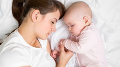 ما هي أهمية نوم الرضيع بجوار والدته خلال الأشهر الأولى ؟