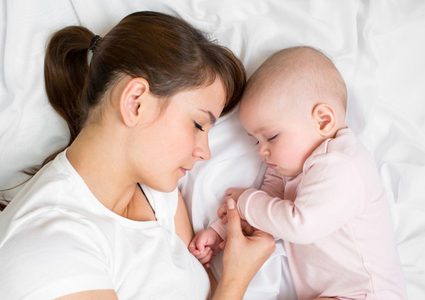 ما هي أهمية نوم الرضيع بجوار والدته خلال الأشهر الأولى ؟