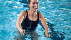 كيف يمكن للماء أن يعالج أعراض مرض "الألم العضلي التليفي" ؟