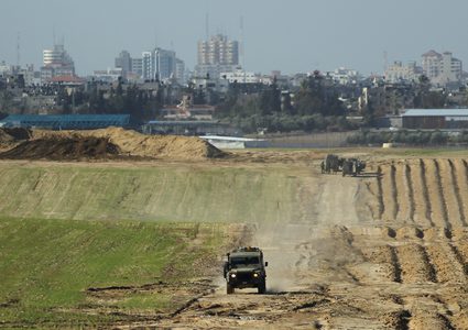 الاحتلال يعتقل شابين قرب السياج الحدودي شمال غزة