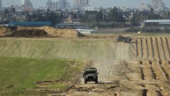 الاحتلال يعتقل شابين قرب السياج الحدودي شمال غزة