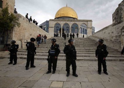 الاحتلال يُجدّد إبعاد ثلاثة مقدسيين عن المسجد الأقصى