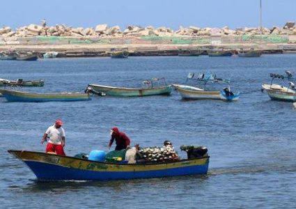 الاحتلال يستهدف الصيادين قبالة سواحل غزة
