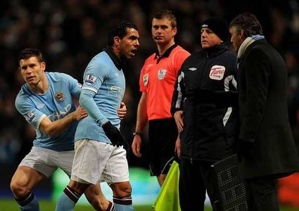 شجار وإهانات في تبديلات اللاعبين