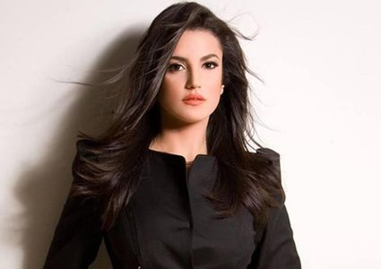 درة في جلسة تصوير جديدة على أقدم جسور مصر