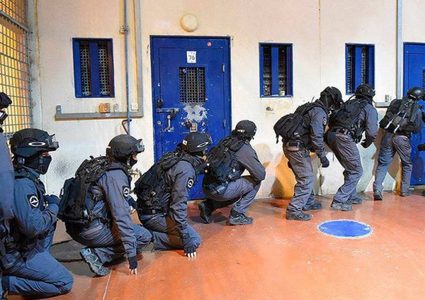 قوات القمع تقتحم قسم "3" في سجن النقب وتشرع بتفتيشه