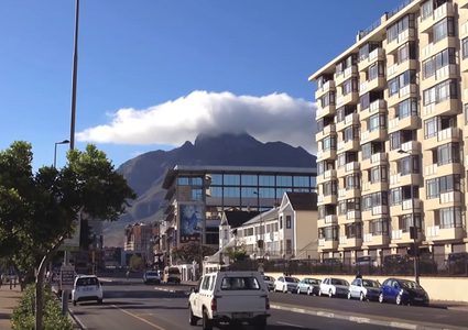 شابة تقاوم عصابة هاجمتها في وضح النهار