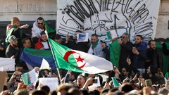 الجالية الجزائرية في فرنسا تتظاهر ضد ترشح بوتفليقة لولاية