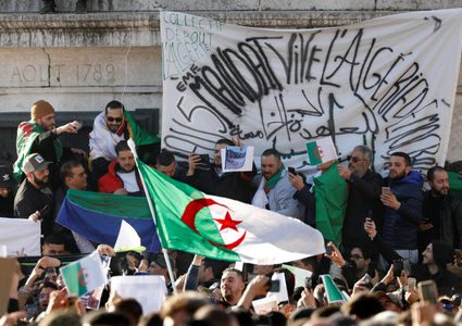 الجالية الجزائرية في فرنسا تتظاهر ضد ترشح بوتفليقة لولاية