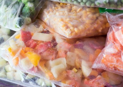 طرق سريعة لإذابة الثلج عن الطعام