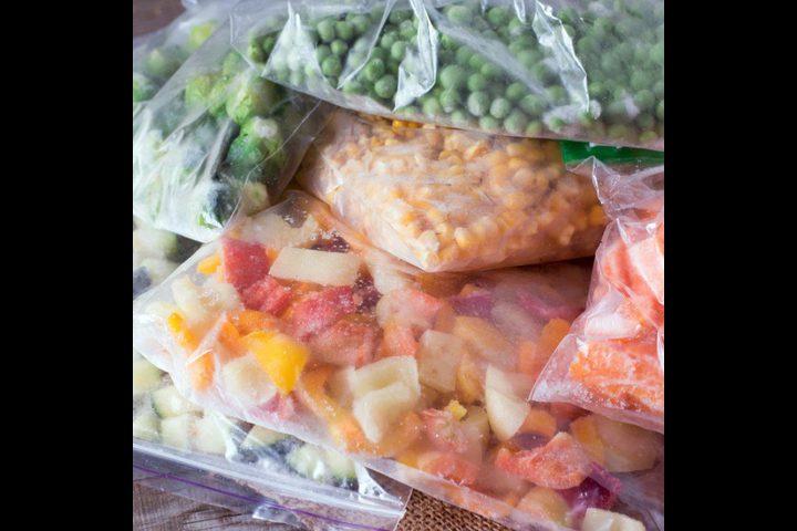 طرق سريعة لإذابة الثلج عن الطعام