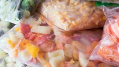 طرق سريعة لإذابة الثلج عن الطعام