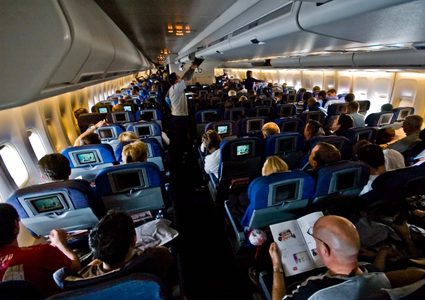 لهذا السبب يجب أن تحجز "أسوأ مقعد" في الطائرة