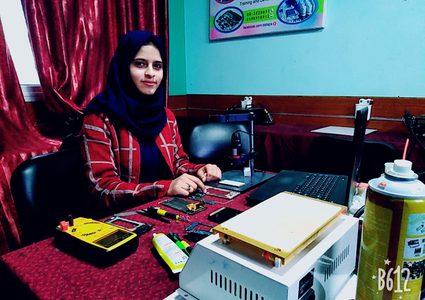 غزية تقتحم عالم أعمال الرجال بـ "صيانة الهواتف"