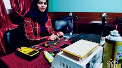 غزية تقتحم عالم أعمال الرجال بـ "صيانة الهواتف"