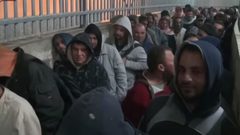 إصابات عشرات العمال بالاختناق على حاجز "300" والاحتلال يغلقه