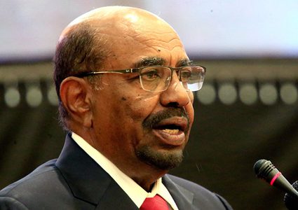 البشير يجري تعديلات واسعة في قيادات الجيش ويعين وزير دولة للدفاع