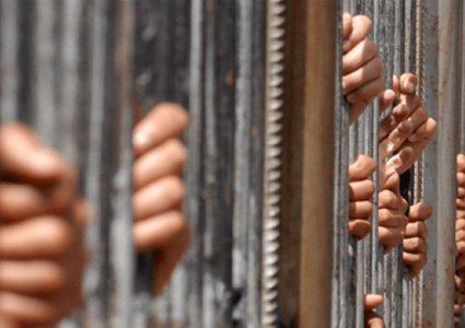 10 أسرى يدخلون أعوامًا جديدة في السجون