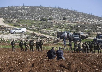 الاحتلال يمنع المزارعين في جالود من فلاحة أراضيهم