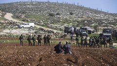 الاحتلال يمنع المزارعين في جالود من فلاحة أراضيهم