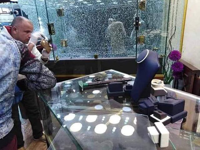 ضبط 10 متهمين بينهم سيدة في السطو على جواهرجي