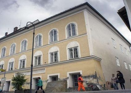 "هتلر" لا زال يسبب المشكلات!