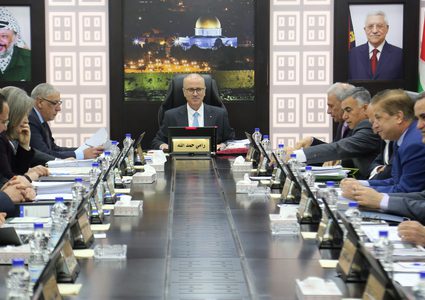 مجلس الوزراء يدعو للاصطفاف خلف الرئيس محمود عباس