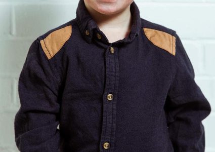 طفل مصاب بـ"متلازمة داون" يتحدى الجميع ويصبح نجمًا لعروض الأزياء