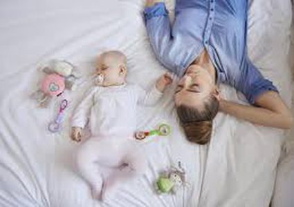 هل يؤثر الإنجاب على نوم الأهل