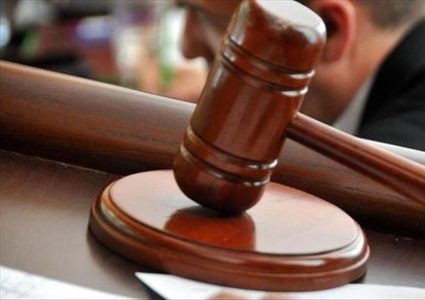 متهم يعتدي على رئيس محكمة عسكرية تونسية