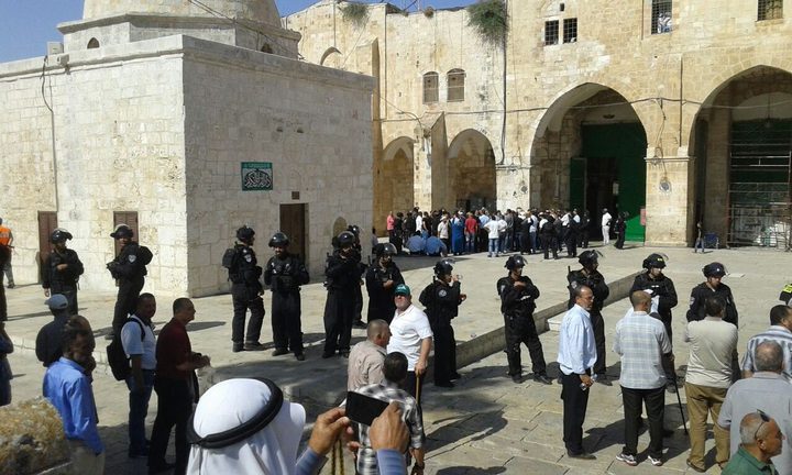 وزير زراعة الاحتلال ومستوطنون يقتحمون الأقصى