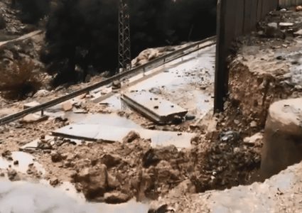 انهيار مقاطع من الجدار العنصري بمخيم شعفاط بفعل الأمطار