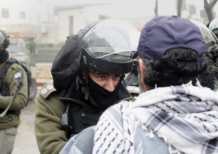 قوات الاحتلال تتخذ موقفا خلال غارة في رام الله