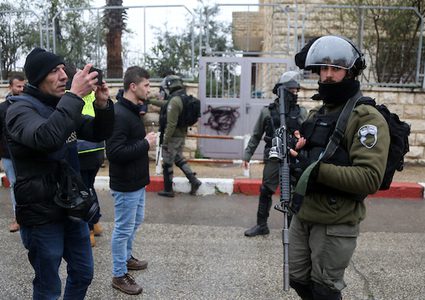 قوات الاحتلال تتخذ موقفا خلال غارة في رام الله