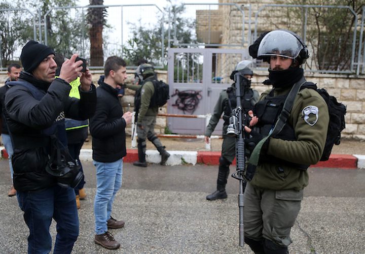 شرطة الحدود الإسرائيلية تتخذ موقفا خلال غارة ، في مدينة رام الله بالضفة الغربية ، في 27 فبراير ، 2019.