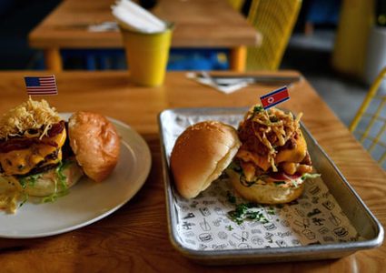 فى فيتنام.. اتصور "سيلفى" واحصل على وجبة برجر "ترامب وكيم" مجانا