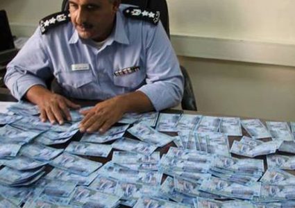 الشرطة تضبط عملة مزورة وتقبض على 4 مشتبهين