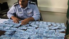 الشرطة تضبط عملة مزورة وتقبض على 4 مشتبهين